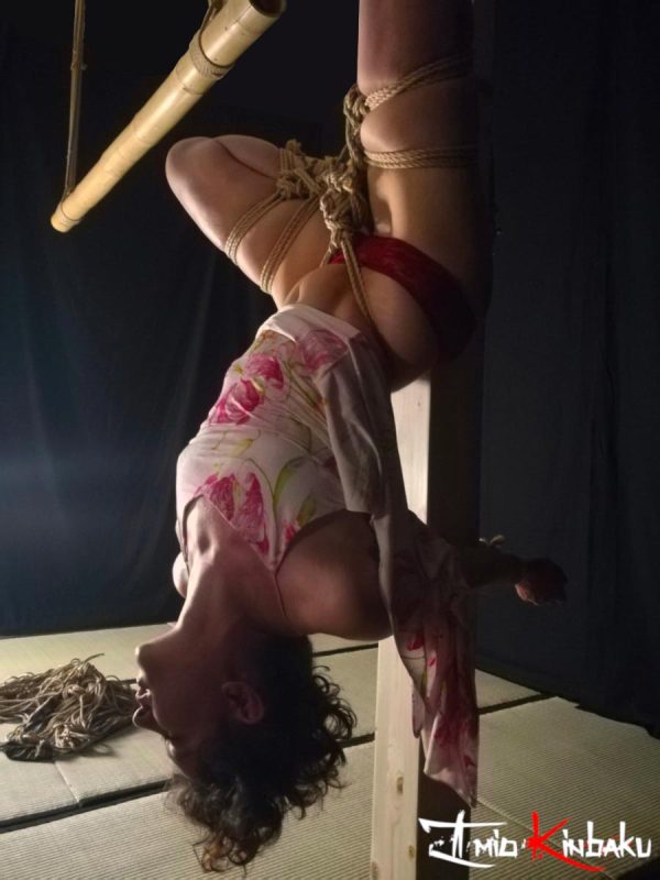 Sara-Agura-shibari-su-hashira-2