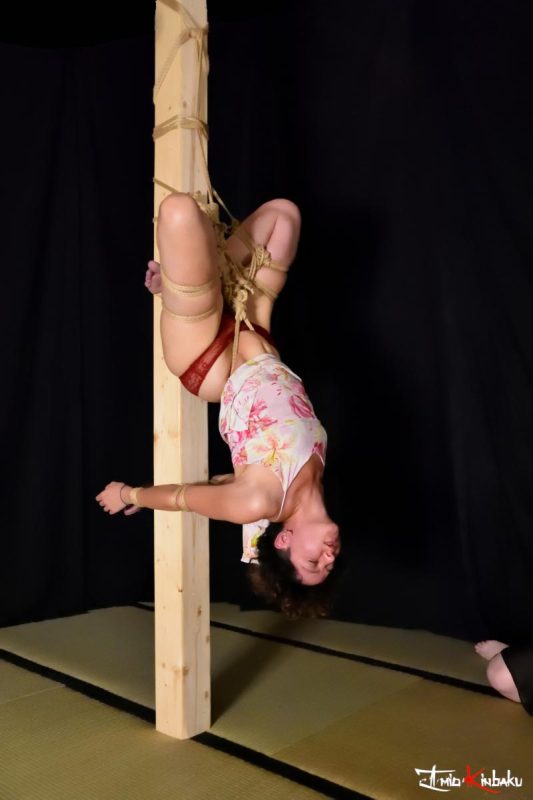 Sara-Agura-shibari-su-hashira-4