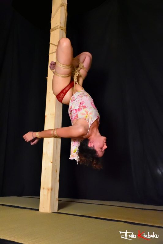 Sara-Agura-shibari-su-hashira-5