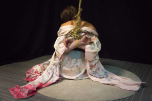 Simona in uno splendido kimono all'inizio di una sessione di kinbaku